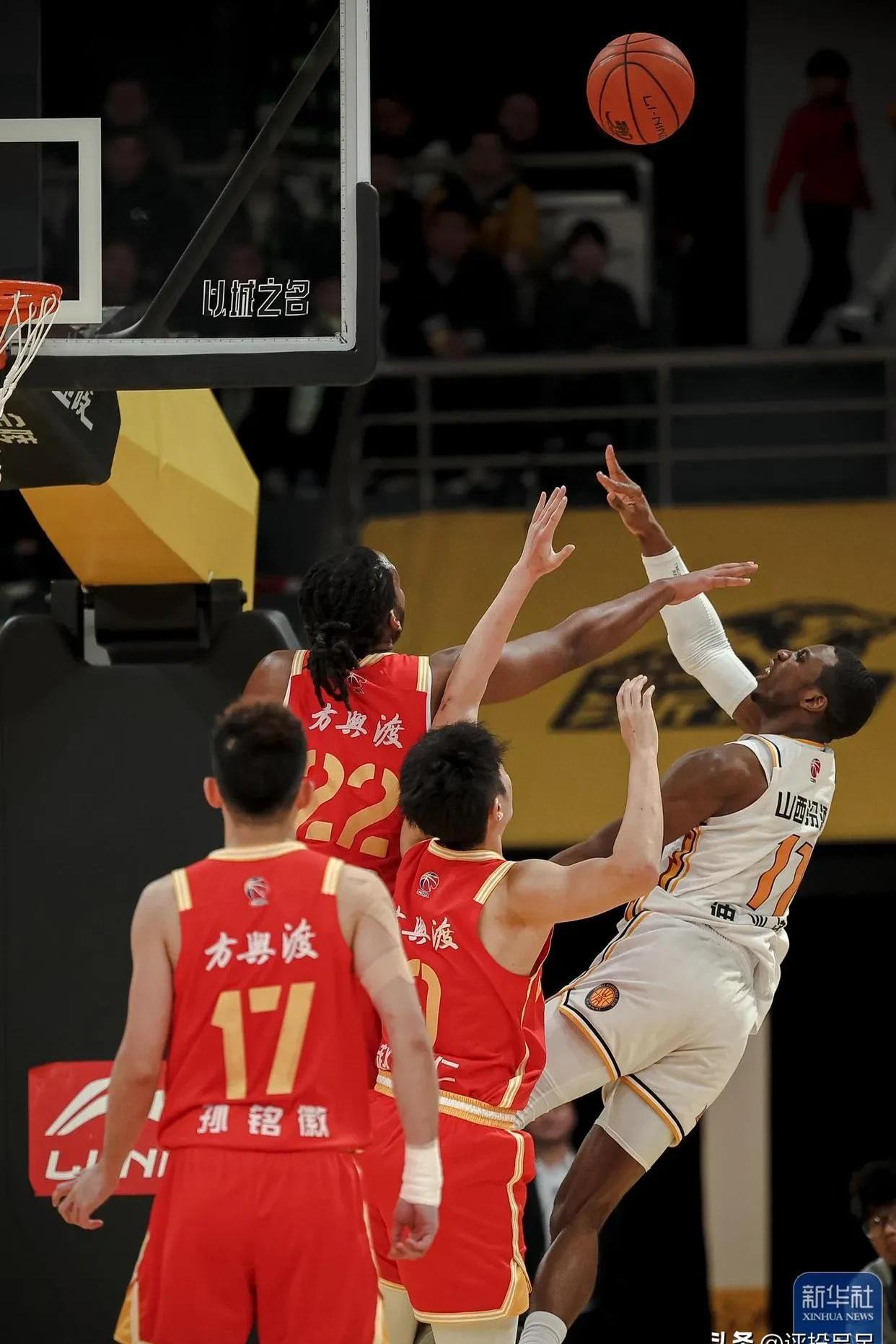 篮球联赛中球队角逐榜首位置的简单介绍