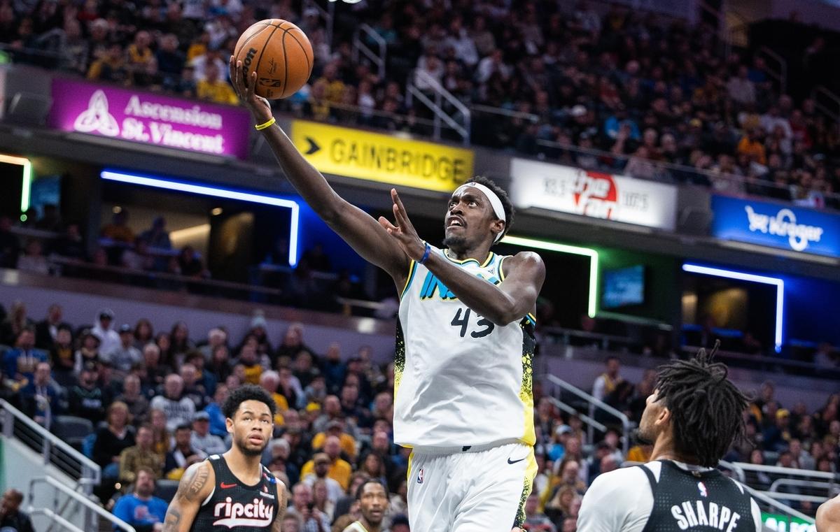 西亚卡姆在曼联比赛中战术调整，逆转引发热议！